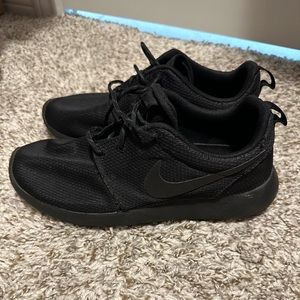 Nike Triple Black Roshe 8.5 women